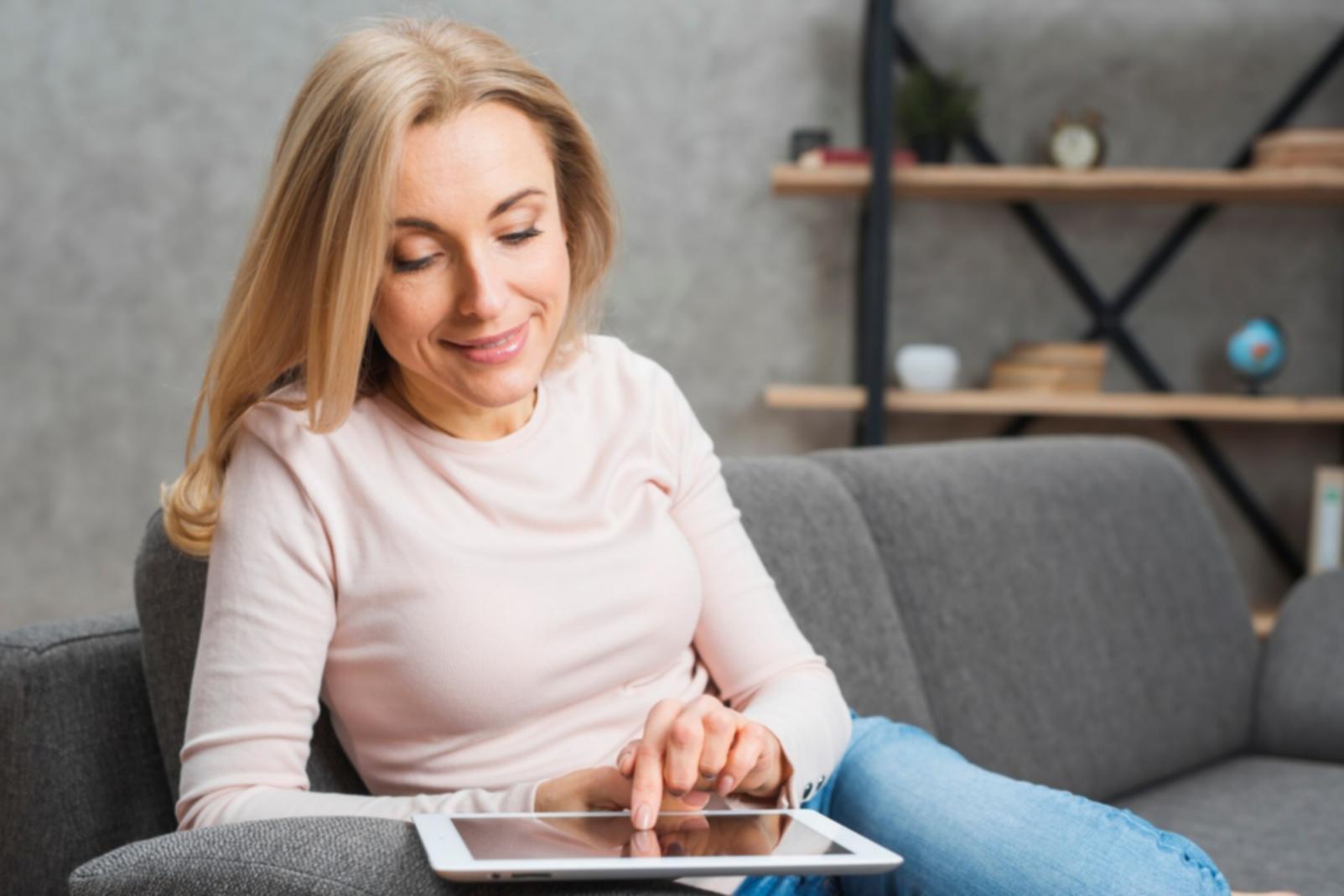 Professionelles Beratungsgespräch zwischen Finanzexperten und Partnern